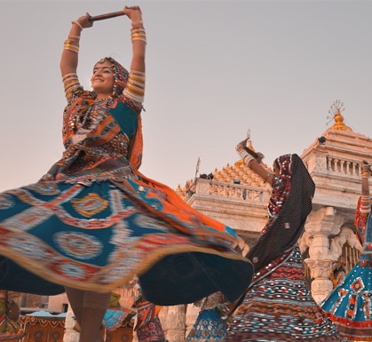 Garba dancers for Navaratri. Photo courtesy of Wikimedia Commons.